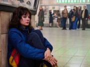 «Мы, дети станции «Зоо» — история 14-летней героинщицы. О ней был фильм с Дэвидом Боуи, а теперь это сериал в духе «Эйфории»