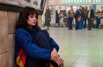 «Мы, дети станции «Зоо» — история 14-летней героинщицы. О ней был фильм с Дэвидом Боуи, а теперь это сериал в духе «Эйфории»