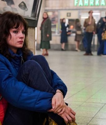 «Мы, дети станции «Зоо» — история 14-летней героинщицы. О ней был фильм с Дэвидом Боуи, а теперь это сериал в духе «Эйфории»