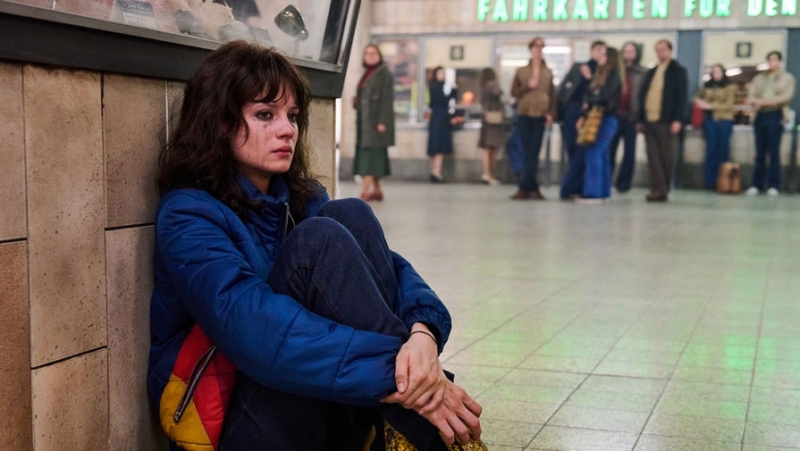 «Мы, дети станции «Зоо» — история 14-летней героинщицы. О ней был фильм с Дэвидом Боуи, а теперь это сериал в духе «Эйфории»