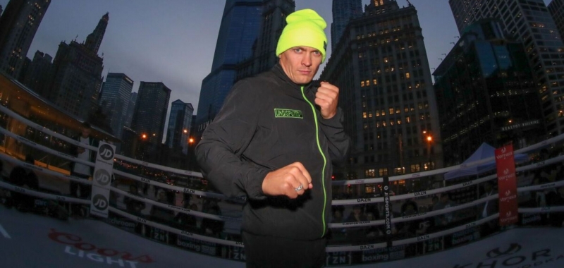 Украинцы обматерили Усика из-за носков с маркой туалетной бумаги