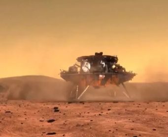 Китай осуществил успешную посадку аппарата Tianwen-1 с марсоходом Zhurong на поверхность Красной Планеты