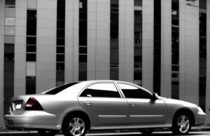 Бронеплёнка для оклейки автомобиля: защита кузова от повреждений