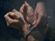 В сеть попали новые фотографии мужчины, прикованного в военкомате Киева