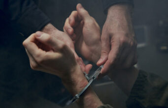 В сеть попали новые фотографии мужчины, прикованного в военкомате Киева