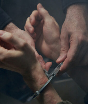 В сеть попали новые фотографии мужчины, прикованного в военкомате Киева