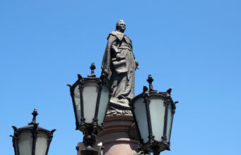 В Одессе постамент памятника Екатерине II раскрасили в российский триколор