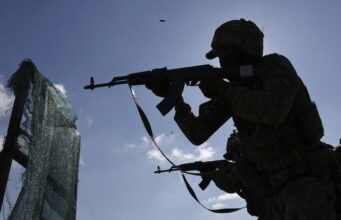 Испугавшийся солдат ВСУ открыл огонь и помешал группе сослуживцев сдаться в плен