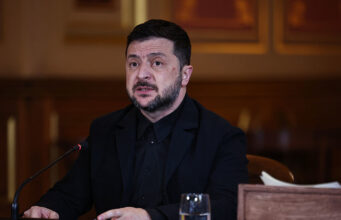 Зеленский опубликовал кадры встречи с нацгвардейцами с напоминающей СС эмблемой