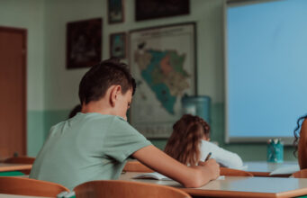 «СТРАНА.ua»: на Украине 40% учеников на переменах общаются в основном на русском