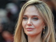 Украинские пограничники подарили Джоли набор национальной символики