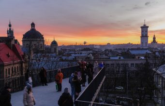 Часть больниц и электротранспорт отключены от электроснабжения во Львове