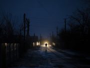 В Киеве недовольные отключением света и отопления жители перекрыли дорогу