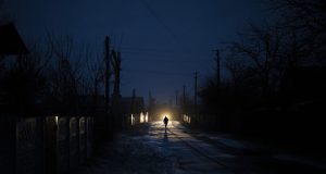 В Киеве недовольные отключением света и отопления жители перекрыли дорогу