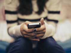 Жена вернувшегося из плена российского бойца упала в обморок от его звонка