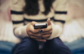 Жена вернувшегося из плена российского бойца упала в обморок от его звонка