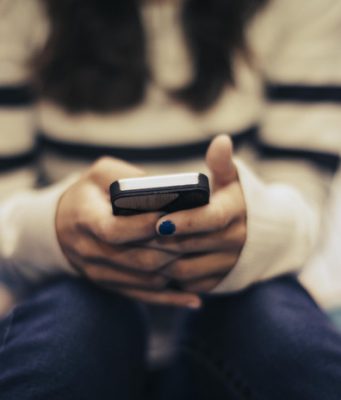 Жена вернувшегося из плена российского бойца упала в обморок от его звонка