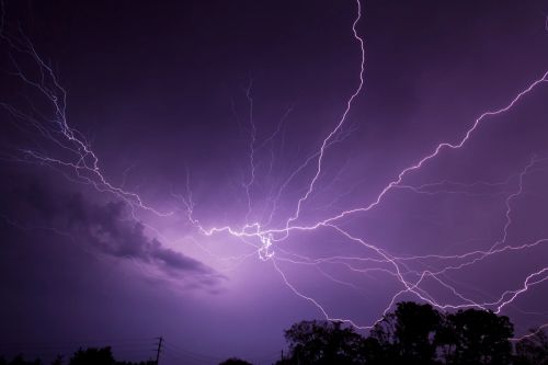 "Монстры" грозовых разрядов - 768 километров длиной и 17.1 секунд длительностью